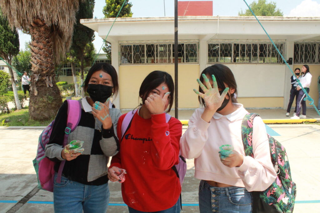 Girls at Puebla Science Fair